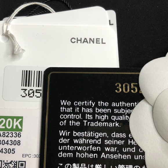 Black Caviar Camellia Charm Chain Wallet On Chain - Picture 11 of 11